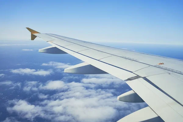 Wolkenlandschaft Vom Fensterflugzeug Landschaft Des Flügelflugzeugs Bewölkten Himmel — Stockfoto