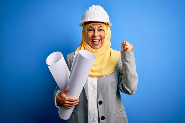 Архитектор Средних Лет Женщина Мусульманском Хиджабе Шлеме Безопасности Держа Чертежи — стоковое фото