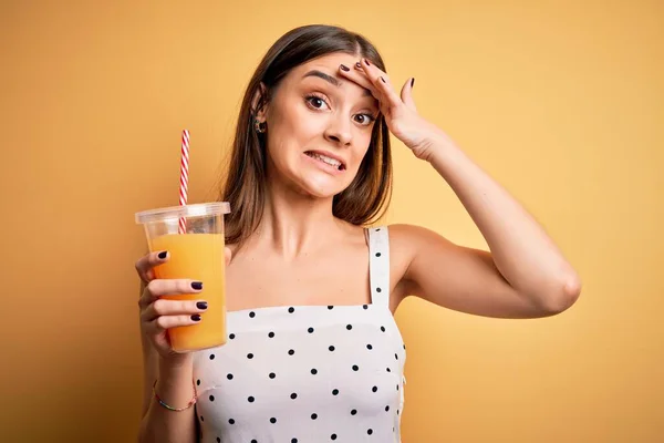 Jonge Mooie Brunette Vrouw Drinken Gezonde Sinaasappelsap Gele Achtergrond Gestrest — Stockfoto