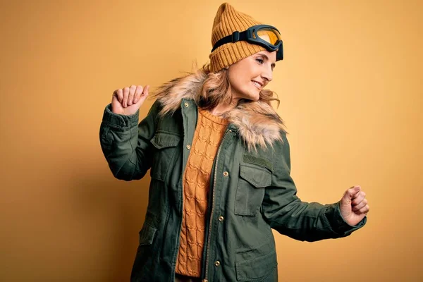 Mulher Bonita Esquiador Loira Meia Idade Vestindo Roupas Esportivas Neve — Fotografia de Stock