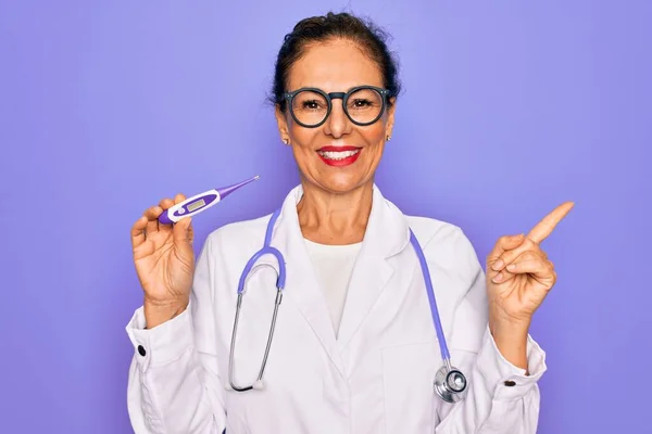 Média Idade Sênior Profissional Médico Mulher Segurando Termômetro Médico Muito — Fotografia de Stock