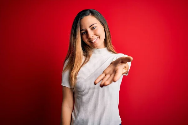 Bella Donna Bionda Con Gli Occhi Azzurri Indossa Casual Shirt — Foto Stock