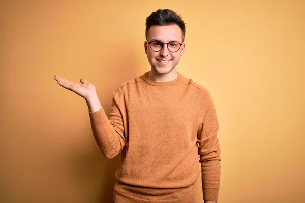 Joven Guapo Hombre Caucásico Con Gafas Suéter Casual Invierno Sobre —  Fotos de Stock