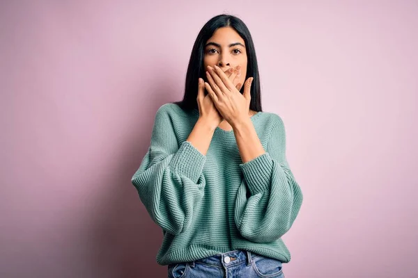 Jonge Mooie Latijns Amerikaanse Mode Vrouw Dragen Groene Trui Roze — Stockfoto