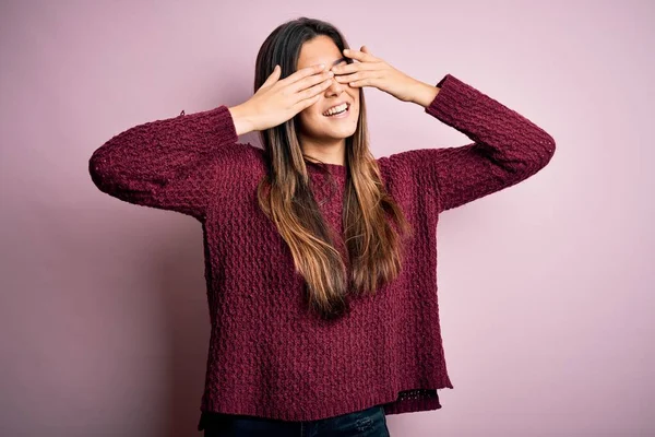 Giovane Bella Ragazza Indossa Maglione Casual Sfondo Rosa Isolato Che — Foto Stock