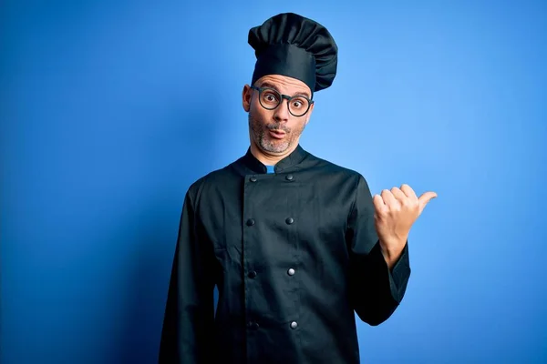 Joven Guapo Chef Hombre Con Uniforme Cocina Sombrero Sobre Fondo —  Fotos de Stock