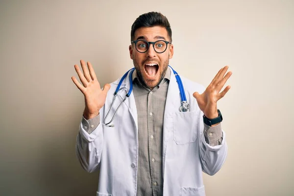 Jovem Médico Vestindo Óculos Roupão Branco Médico Estetoscópio Sobre Fundo — Fotografia de Stock