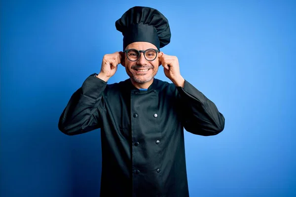 Joven Hombre Guapo Chef Con Uniforme Cocina Sombrero Sobre Fondo —  Fotos de Stock