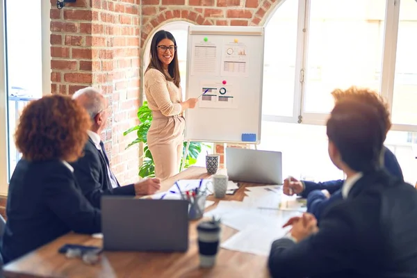 Grupo Trabajadores Negocios Sonriendo Felices Confiados Una Reunión Trabajando Juntos — Foto de Stock