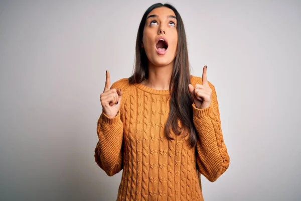 Jeune Belle Femme Brune Portant Pull Décontracté Sur Fond Blanc — Photo