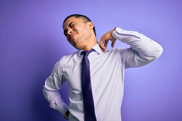 Młody Brazylijski Biznesmen Noszący Elegancki Krawat Stojący Nad Odizolowanym Fioletowym — Zdjęcie stockowe