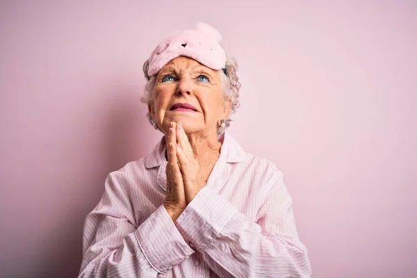 Старшая Красивая Женщина Маске Сна Пижаме Изолированном Розовом Фоне Просит — стоковое фото