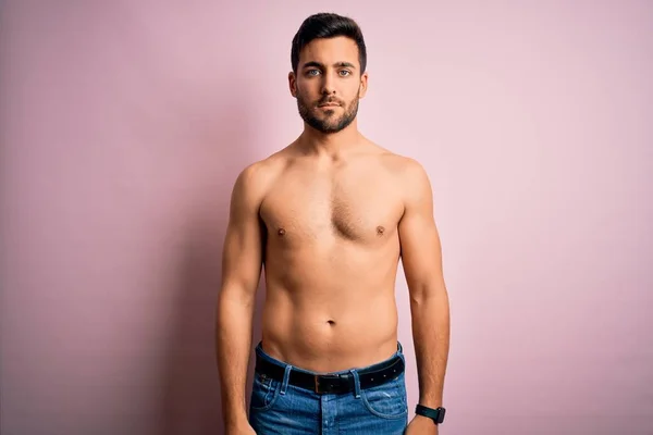 Joven Hombre Fuerte Guapo Con Barba Sin Camisa Pie Sobre —  Fotos de Stock