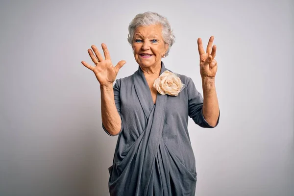 Senior Hermosa Mujer Pelo Gris Con Vestido Casual Pie Sobre —  Fotos de Stock