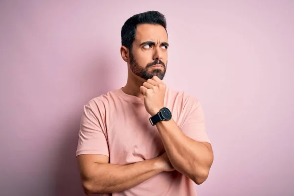 Junger Gutaussehender Mann Mit Bart Lässigem Shirt Vor Rosafarbenem Hintergrund — Stockfoto