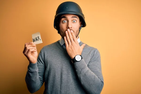 Knappe Zakenman Met Een Militaire Helm Met Herinneringspapier Met Oorlogsboodschap — Stockfoto