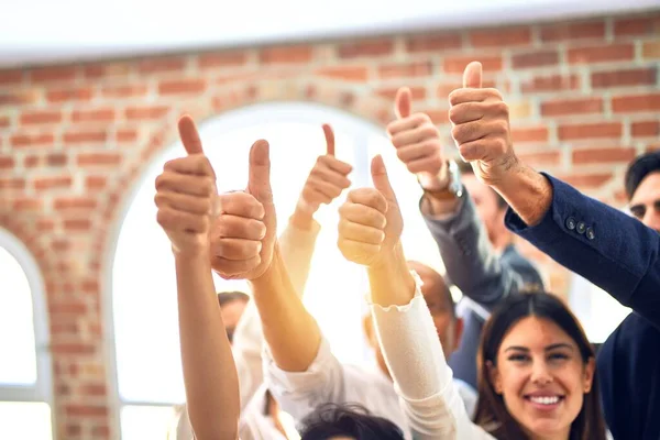 Gruppo Impiegati Che Sorridono Felici Piedi Con Pollici Alto Ufficio — Foto Stock