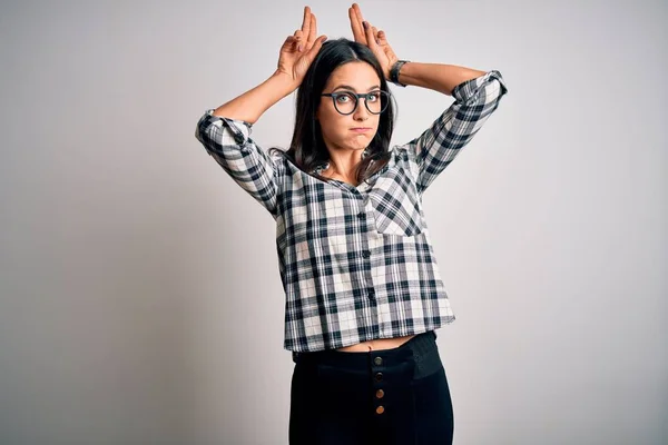 Ung Brunett Kvinna Med Blå Ögon Bär Casual Skjorta Och — Stockfoto