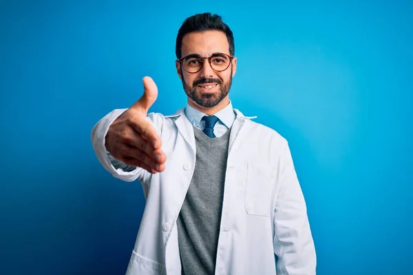 Homem Médico Bonito Jovem Com Barba Vestindo Casaco Óculos Sobre — Fotografia de Stock