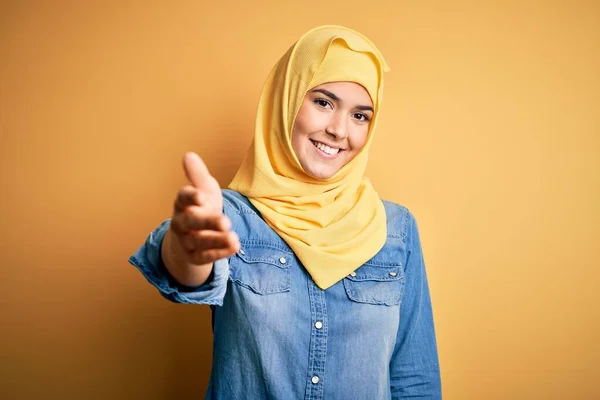 Junges Schönes Mädchen Muslimischem Hijab Das Vor Isoliertem Gelben Hintergrund — Stockfoto