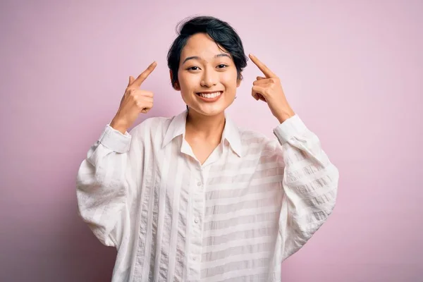 Jovem Bela Menina Asiática Vestindo Camisa Casual Sobre Isolado Rosa — Fotografia de Stock