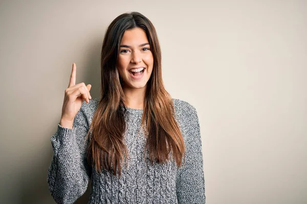 Jong Mooi Meisje Draagt Casual Trui Staan Geïsoleerde Witte Achtergrond — Stockfoto