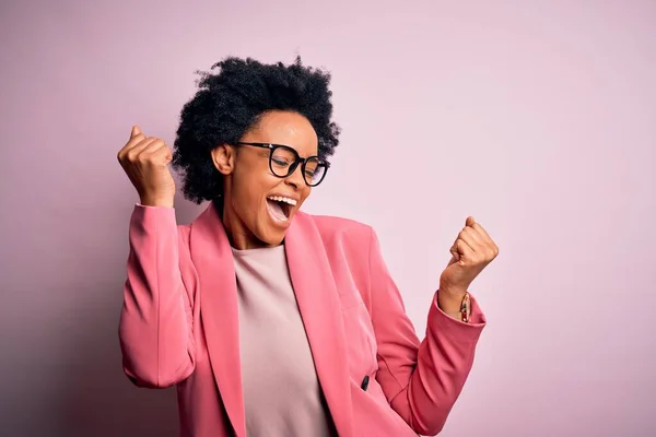 Ung Vacker Afroamerikansk Afro Affärskvinna Med Lockigt Hår Bär Rosa — Stockfoto