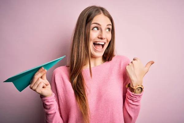 Jovem Mulher Ruiva Bonita Segurando Avião Papel Sobre Fundo Rosa — Fotografia de Stock