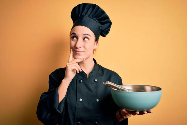 Jonge Mooie Chef Kok Vrouw Dragen Kookplaat Uniform Hoed Houden — Stockfoto