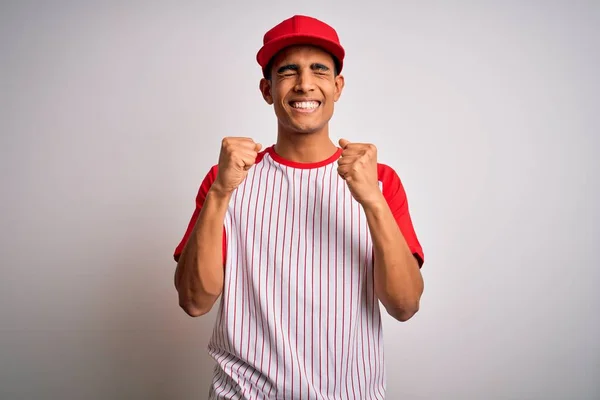 Jovem Atleta Afro Americano Bonito Vestindo Camiseta Beisebol Listrado Boné — Fotografia de Stock