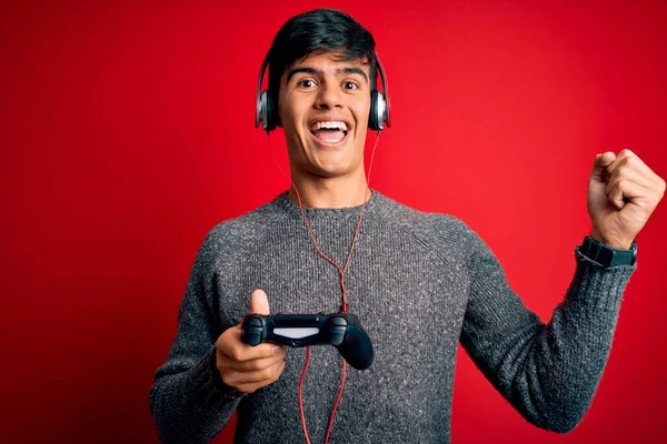 Jovem Jogador Bonito Homem Jogando Videogame Usando Joystick Fones Ouvido — Fotografia de Stock