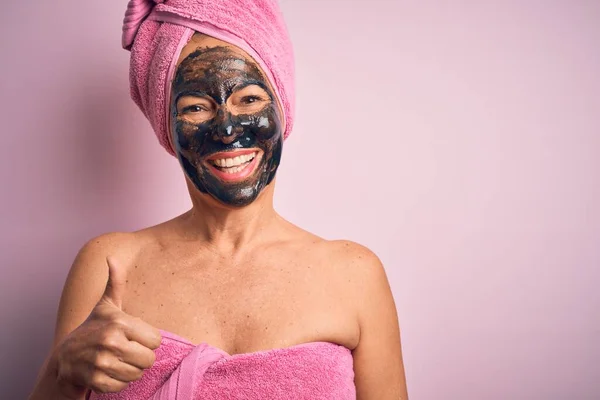 Mujer Morena Mediana Edad Con Máscara Belleza Negro Sobre Fondo — Foto de Stock