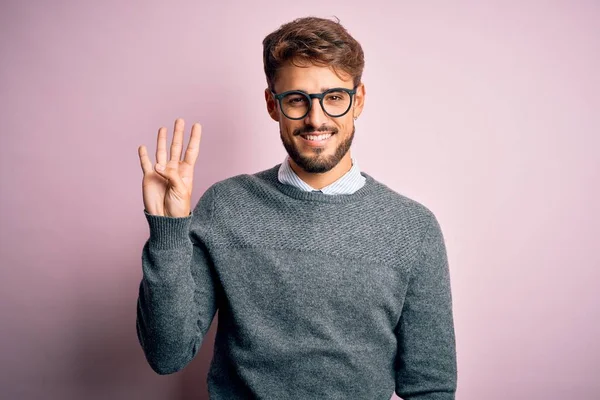 Homem Bonito Jovem Com Barba Vestindo Óculos Suéter Sobre Fundo — Fotografia de Stock