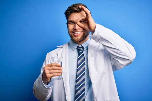 Joven Médico Rubio Con Barba Ojos Azules Usando Abrigo Corbata — Foto de Stock