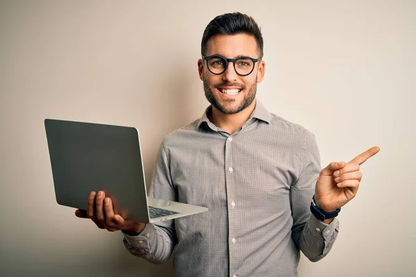 年轻的商人戴着眼镜 用电脑笔记本电脑工作 他很高兴地把手放在旁边 — 图库照片