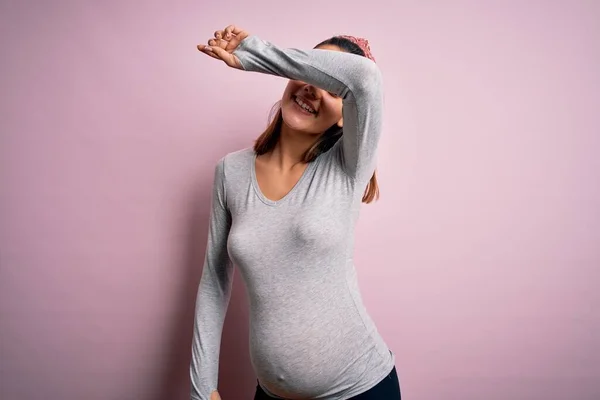 Genç Güzel Bir Kız Hamile Pembe Arka Planda Bir Bebek — Stok fotoğraf