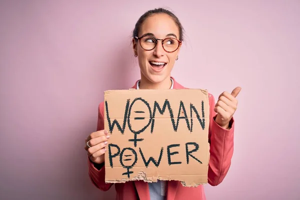 Jonge Mooie Activistische Vrouw Vraagt Vrouwen Rechten Houden Spandoek Met — Stockfoto