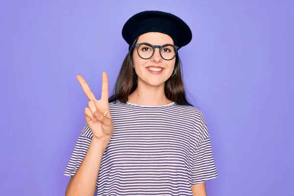 Joven Mujer Morena Hermosa Con Gafas Boina Francesa Sobre Fondo — Foto de Stock