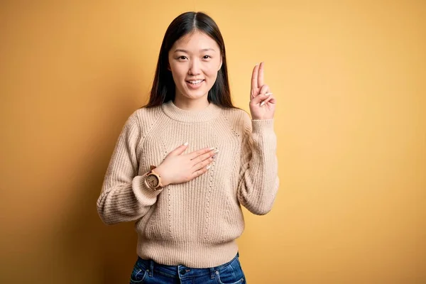 Joven Hermosa Mujer Asiática Usando Suéter Casual Sobre Fondo Aislado —  Fotos de Stock