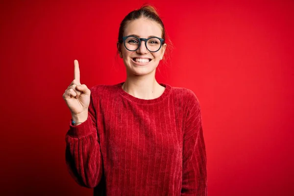 Jovem Mulher Ruiva Bonita Vestindo Camisola Casual Sobre Fundo Vermelho — Fotografia de Stock