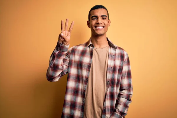 Jovem Homem Afro Americano Bonito Vestindo Camisa Casual Sobre Fundo — Fotografia de Stock