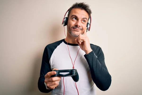 Joven Jugador Guapo Hombre Jugando Videojuego Con Joystick Auriculares Cara —  Fotos de Stock