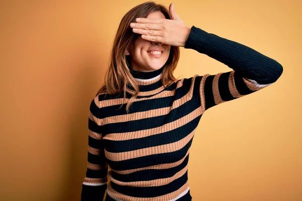 Młoda Piękna Brunetka Ubrana Sweter Golfem Paski Żółtym Tle Uśmiecha — Zdjęcie stockowe
