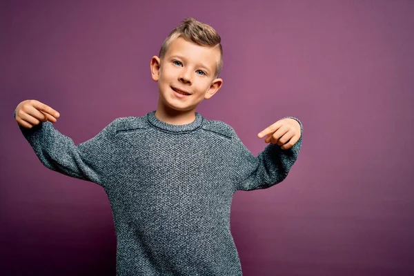 Kleines Kaukasisches Kind Mit Blauen Augen Winterpullover Vor Violettem Hintergrund — Stockfoto