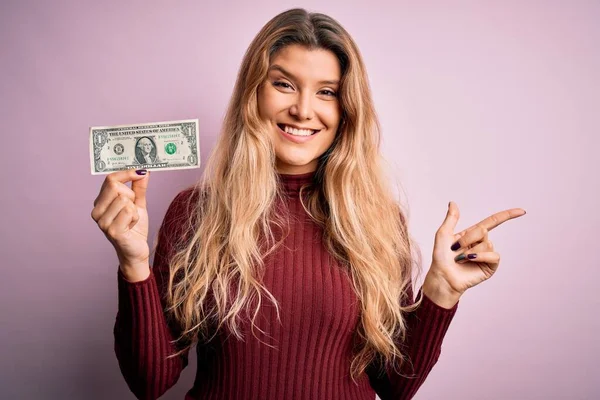 Ung Vacker Blond Kvinna Som Håller Dollar Sedel Över Isolerade — Stockfoto