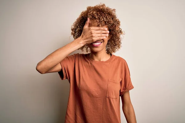 Vacker Afrikansk Amerikansk Kvinna Med Lockigt Hår Bär Casual Shirt — Stockfoto