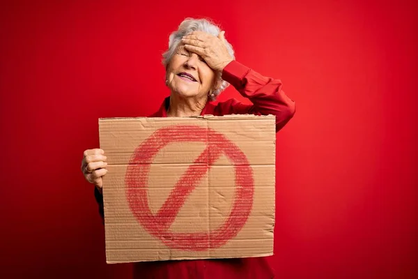 Mujer Pelo Gris Hermosa Senior Sosteniendo Pancarta Con Señal Prohibida —  Fotos de Stock