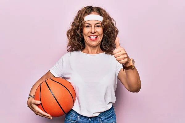 Medelålders Brunett Basketspelare Kvinna Innehav Spel Boll Över Isolerade Rosa — Stockfoto