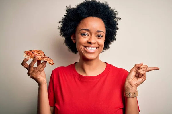 Junge Afro Amerikanerin Mit Lockigem Haar Isst Leckere Italienische Pizza — Stockfoto