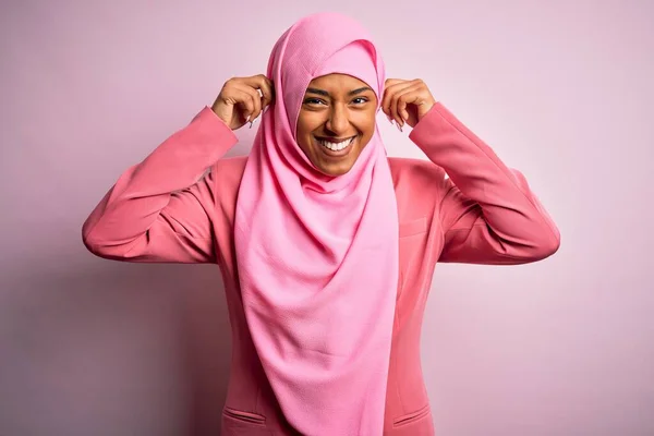 Молодая Афро Американка Мусульманском Хиджабе Изолированном Розовом Фоне Улыбается Дергая — стоковое фото